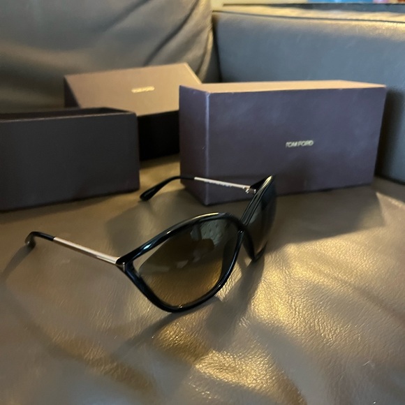 Tom Ford sunglasses in like new condition. - Picture 7 of 8